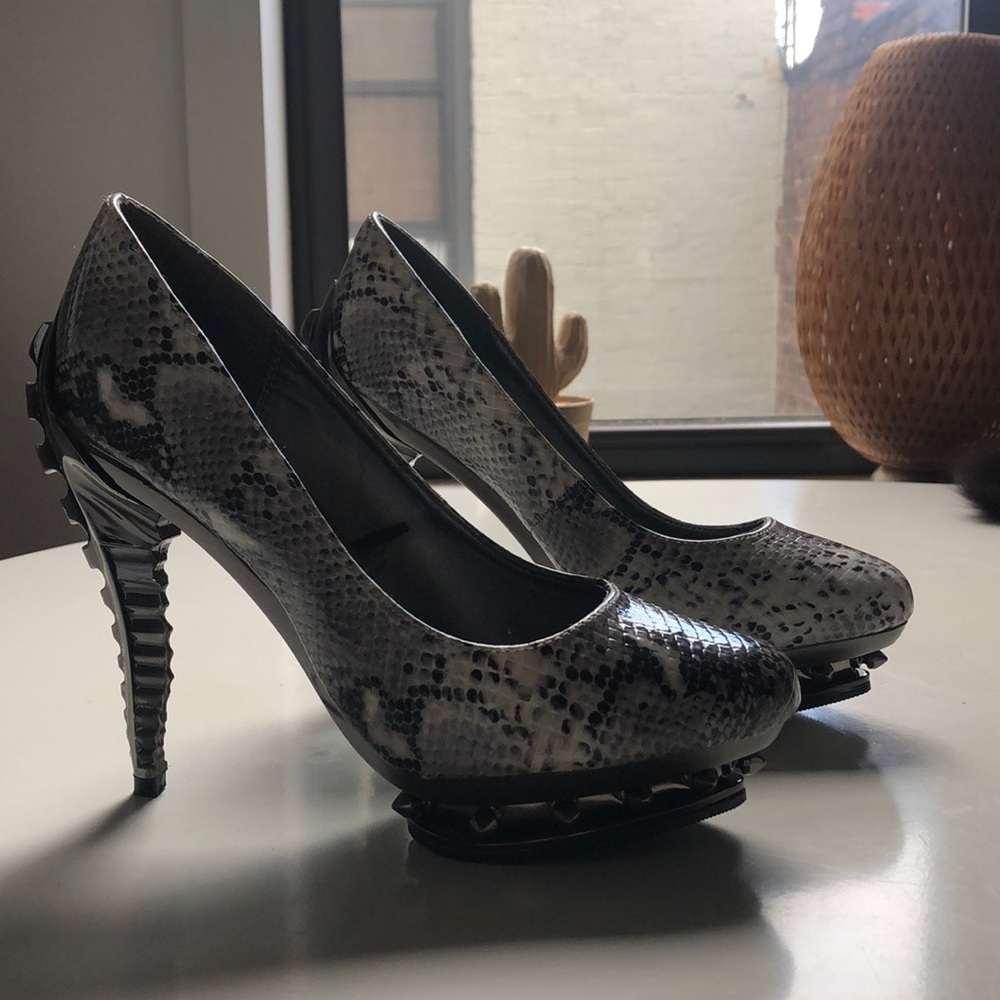 Snake spine heel